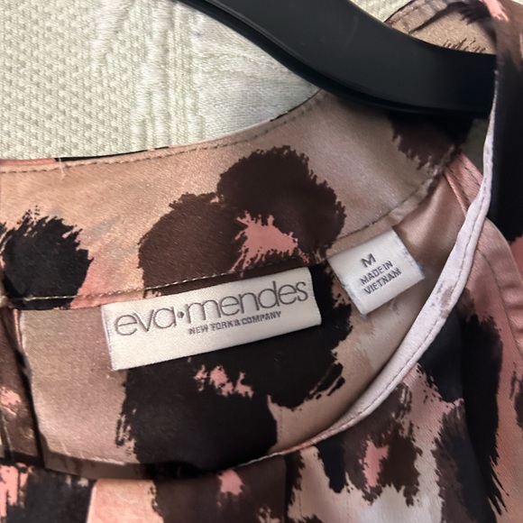 Cute halter, sleeveless, graphic print Eva Mendes blouse with pleated detail. - Picture 4 of 5